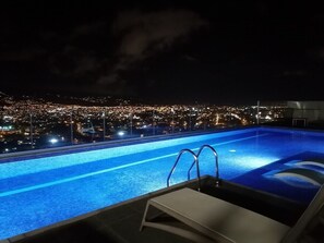 La piscina climatizada para los que quieren nadar en la noche y disfrutar la vista espectacular. /The heated pool for those who want to swim at night 