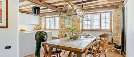 Butcher's Flat Dining Area - StayCotswold