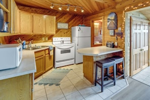 Kitchen | Dishwasher | Cooking Basics | Coffee Maker | Breakfast Bar w/ Seating