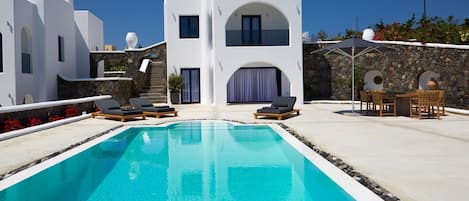 Lovely Santorini Villa | 3 Bedrooms | Villa Petra | Private Pool & Outdoor Dining Area | Exo Gialos
