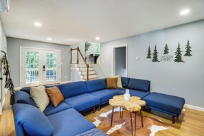 Living Room | Flat-Screen TV | Sleeper Sofa | Central Air Conditioning