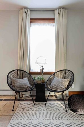 Downtown New Haven Vacation Rental Near Yale – Spacious living area complete with a full kitchen, smart TV, and a sofa bed for two additional guests. Enjoy seating for four, large bright windows with blackout curtains, and A/C for a comfortable, convenien