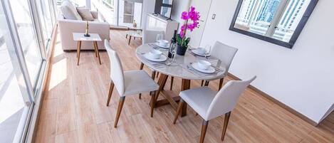 GENERAL VIEW OF THE LIVING AND DINING ROOM OF THE APARTMENT