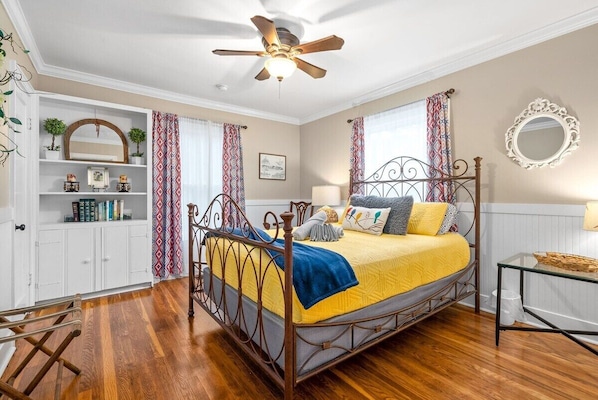Bedroom #2 - Queen Bed (Main Floor)