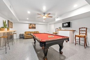 Game Room w/ Pool Table (Downstairs)