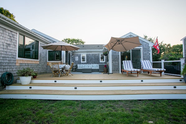 From BBQ sessions to lounging on the furnished patio, embrace the Cape Cod sun and fun.