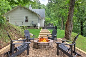 Sit back and enjoy a cozy fire pit!