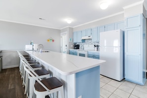 Kitchen bar dual purpose - Prep/Buffet & Dining