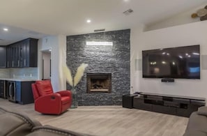 Spacious open floor plan, living room with gas fireplace and HDTV