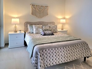 Cozy Guest Bedroom-Queen bed