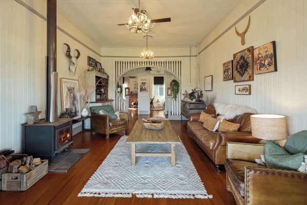 Relax in the charming and cosy living room.