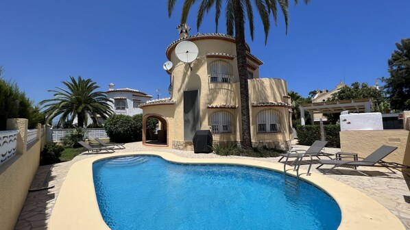 casa y piscina