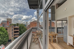 Huge, wrap around balcony with excellent looking onto Northern Quarter & the city