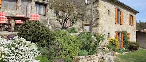 La maison et sa terrasse à gauche