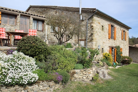 La maison et sa terrasse Ă gauche
