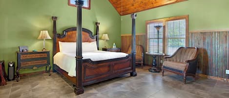 The Hankie Pankie Cottage has a four poster king bed.