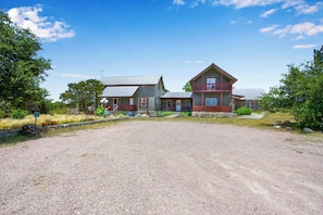 The Honeycomb Hideaway suite is part of the much larger Swing On Inn property. This is the front view of the property and the parking area.