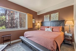 Bear Hollow Lodges 1304: The Master bedroom is a retreat that invites you to enjoy the comfort of an adjustable bed and luxury bedding with an adjacent, beautifully appointed bathroom.