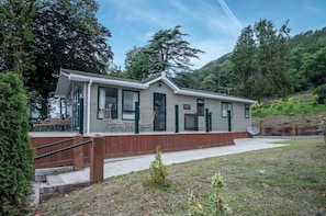1 Manor Lodge - 3 Bedroom Lodge - Pendine (16746)
