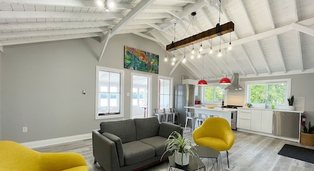 Rideau lakes vacation rental gecieve opinicon living room