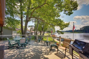 Deck | Dining Area | Gas Grill | Lake View