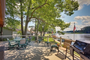 Deck | Dining Area | Gas Grill | Lake View