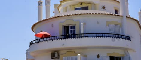 Balkon mit Sonnenschirm