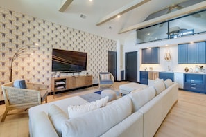 Upstairs Living Area | Smart TV | Central Air Conditioning | Free WiFi