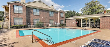 Houston Vacation Rental | 2BR | 2BA | 975 Sq Ft | Small Step Required for Entry