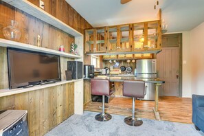 Dining Area | Breakfast Bar | Dishware/Flatware
