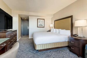 Unit with 1 King size bed. Exact unit will be assigned upon arrival. Views, colors and decor may vary.
