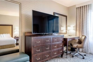 Unit with 1 King size bed. Exact unit will be assigned upon arrival. Views, colors and decor may vary.
