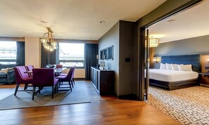Unit with 1 King size bed. Exact unit will be assigned upon arrival. Views, colors and decor may vary.