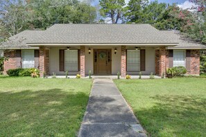 Front Entry | Central Heating & A/C | Free WiFi