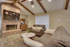 Living Room | Smart TV | Board Games