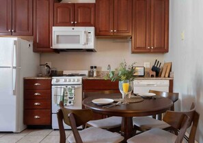 Downtown New Haven Furnished Apartment Near Yale – Enjoy a fully equipped kitchen complete with utensils, cookware, coffee essentials, and dining for four, making your stay as convenient and comfortable as home.