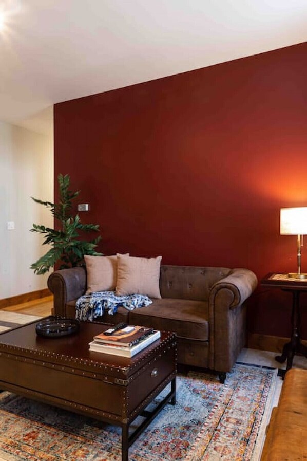 Modern Downtown New Haven Vacation Rental Near Yale – Enjoy a fully equipped kitchen, smart TV, LP record player, JBL speaker, dining for four, bright windows with blackout curtains, and A/C for a truly comfortable stay.
