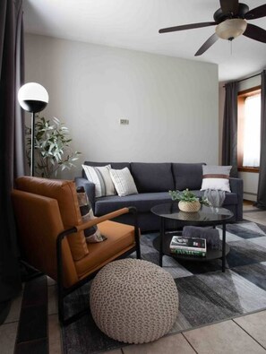 Downtown New Haven Vacation Rental Near Yale – Spacious living area complete with a full kitchen, smart TV, and a sofa bed for two additional guests. Enjoy seating for four, large bright windows with blackout curtains, and A/C for a comfortable, convenien