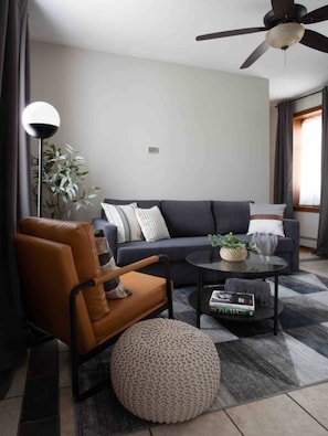 Downtown New Haven Vacation Rental Near Yale – Spacious living area complete with a full kitchen, smart TV, and a sofa bed for two additional guests. Enjoy seating for four, large bright windows with blackout curtains, and A/C for a comfortable, convenien