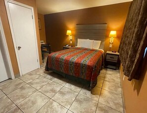 Queen Non Smoking at New Corral Motel   image 2