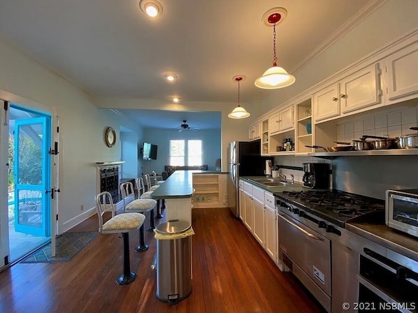 Kitchen with Island seating