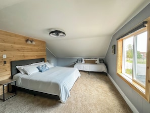 Bedroom 2 with Queen bed and twin size daybed