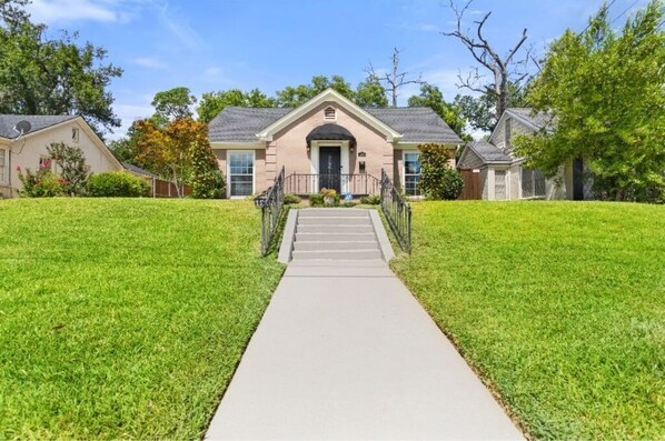 Restful Retreat in Historic Tyler by Medical/Educational Hub and Downtown