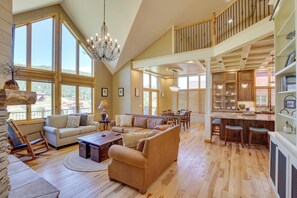 Living Space | Central A/C & Heating | Free WiFi (High Speed)