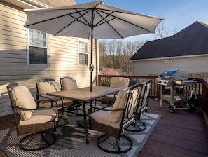 Outdoor deck ~ 6-person table with a gas grill!