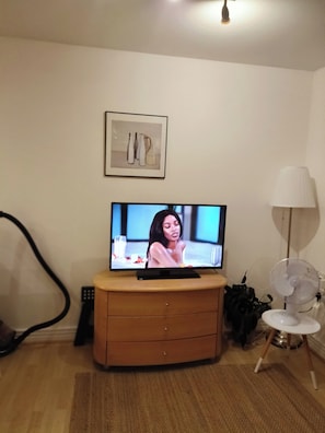 Living room with Smart TV and Wifi