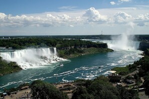 The home is 20 minutes from the great Niagara Falls!