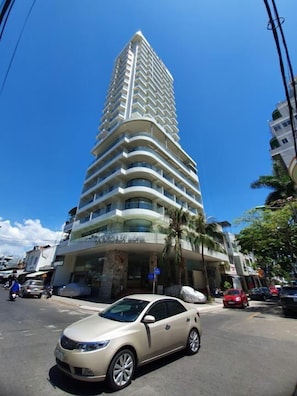 Vista frontal de la propiedad