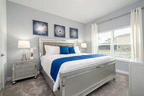 Bedroom w Queen Size Bed