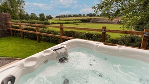 Hot Tub, Wallhope Retreat, Bolthole Retreats